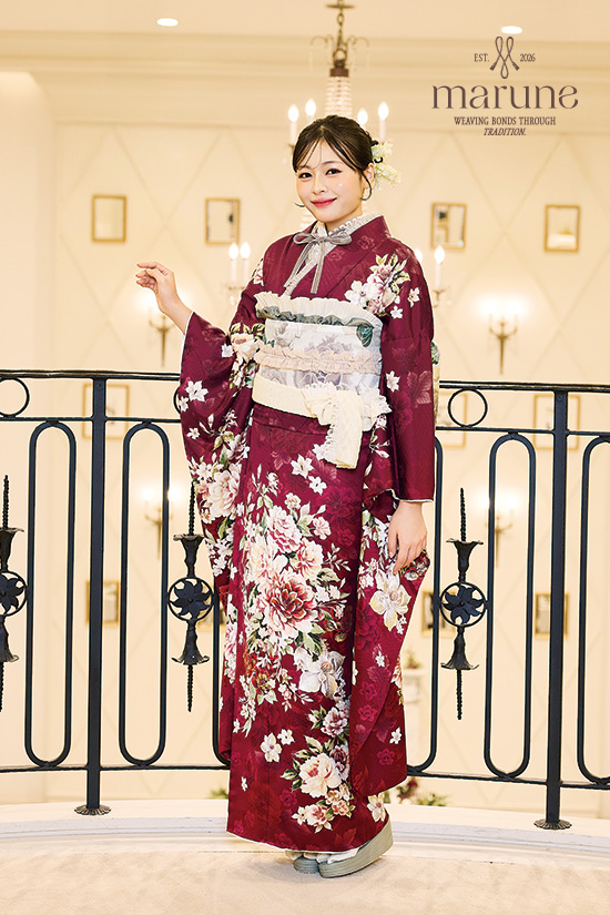 ワインレッド地に華やかな花を描いた振袖