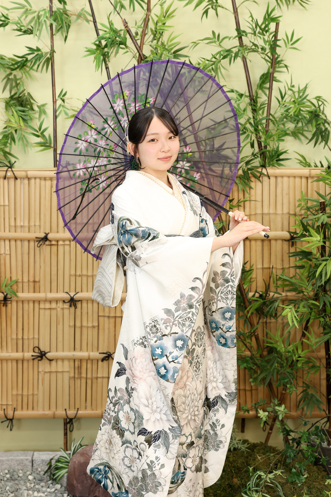 白い振袖と和傘のスタジオ撮影