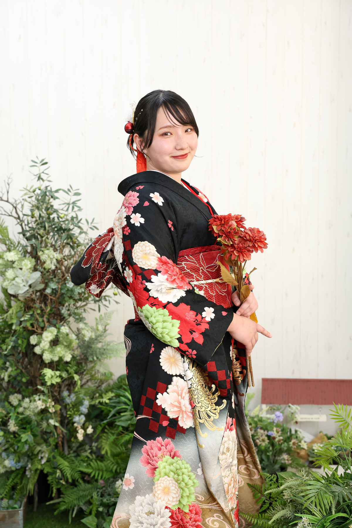 黒地に赤い花柄の振袖スタジオ撮影