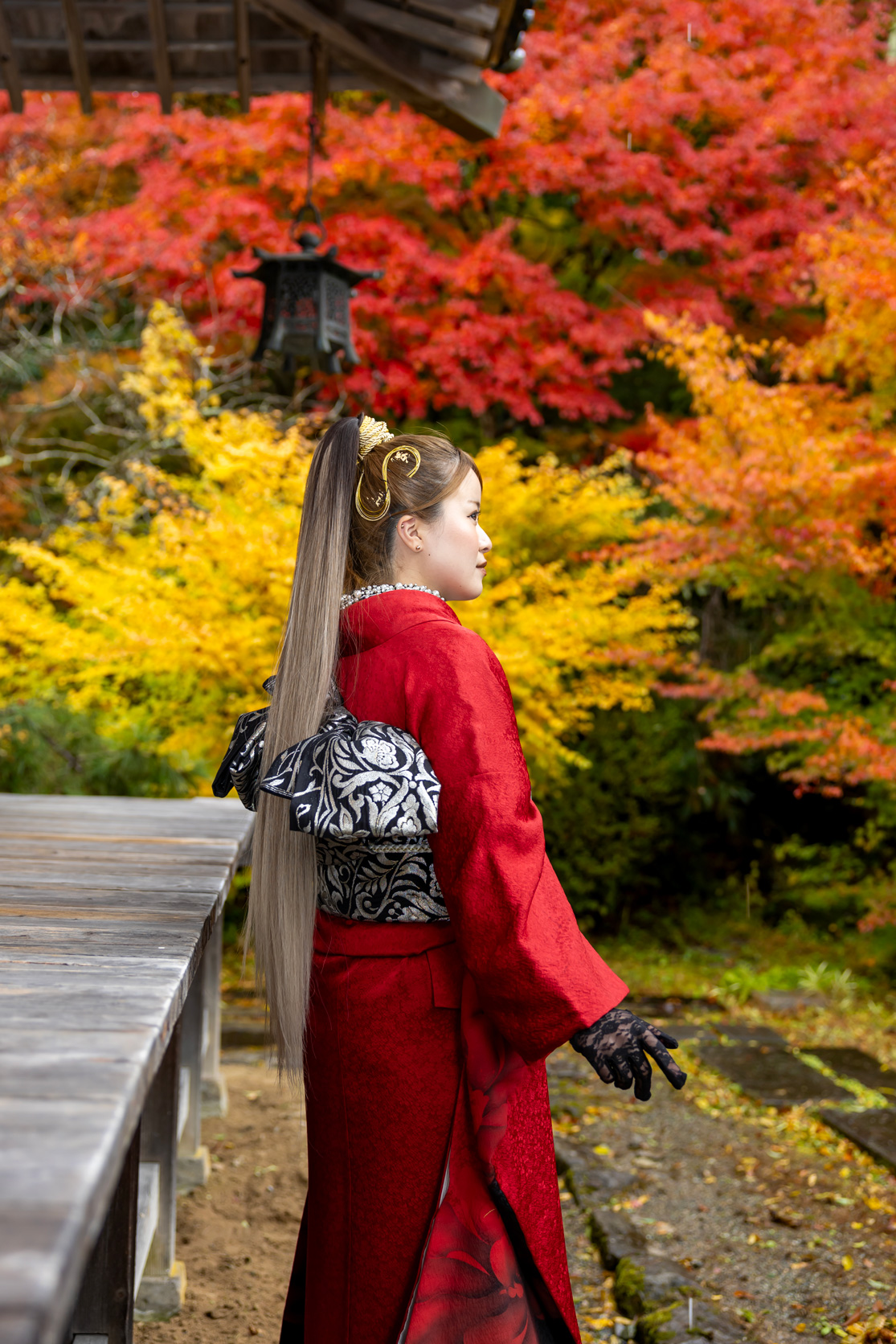 紅葉を背景にした赤い振袖のロケーション撮影