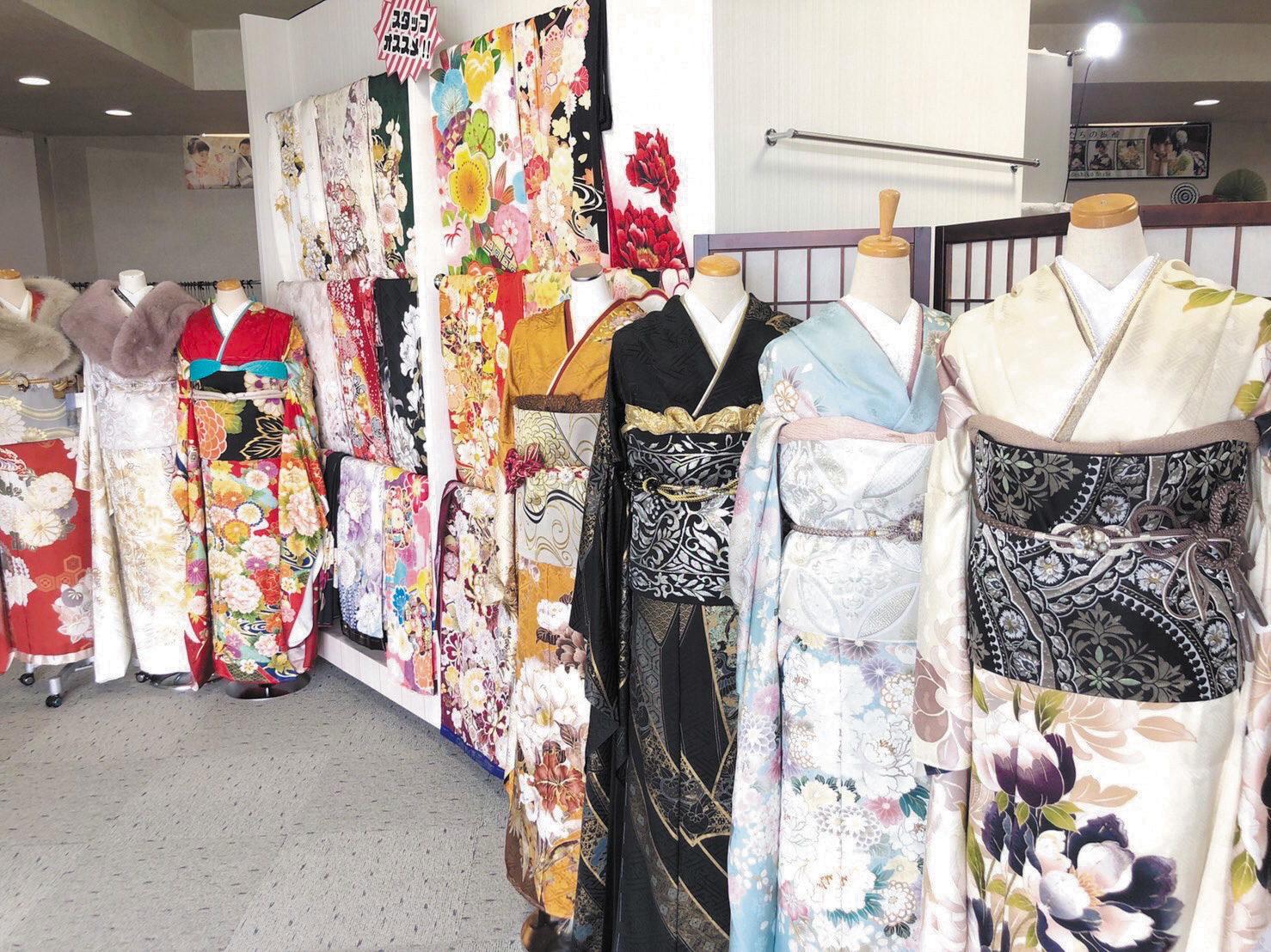 スズヤ会津若松店の豊富な振袖ラインナップ