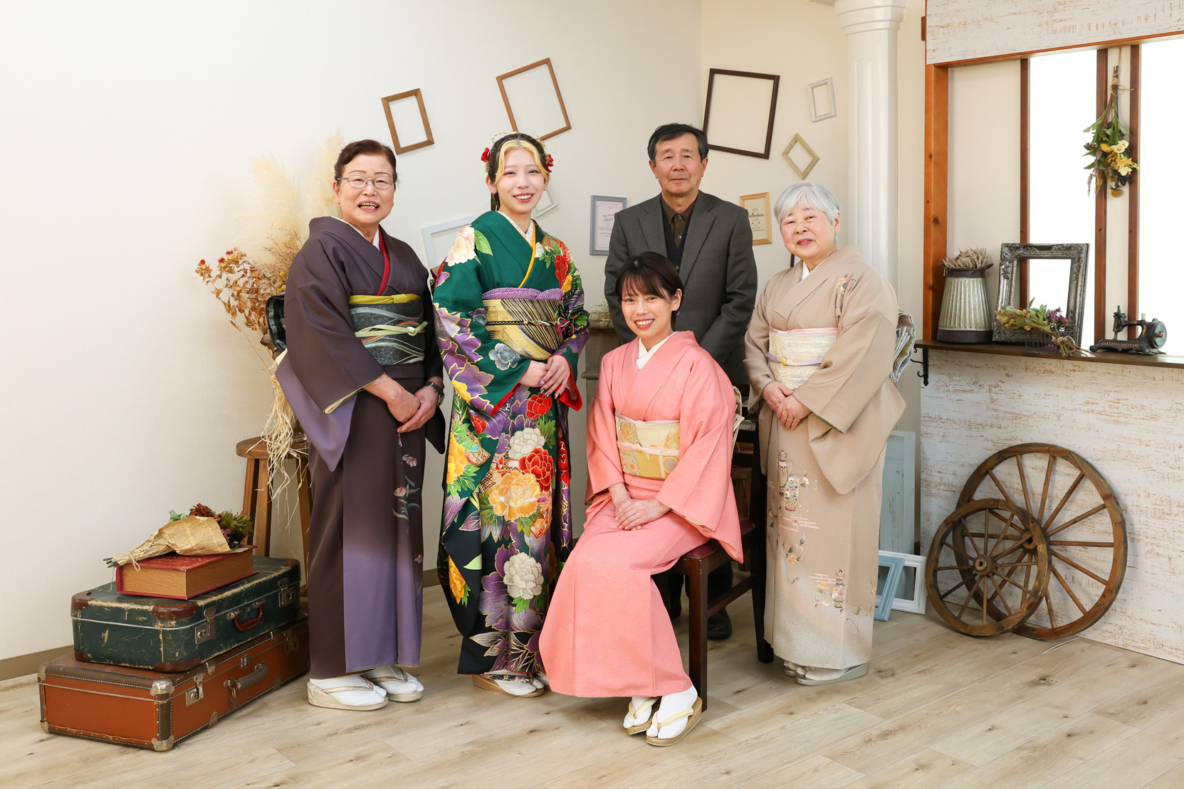 振袖姿で成人式を祝うご家族